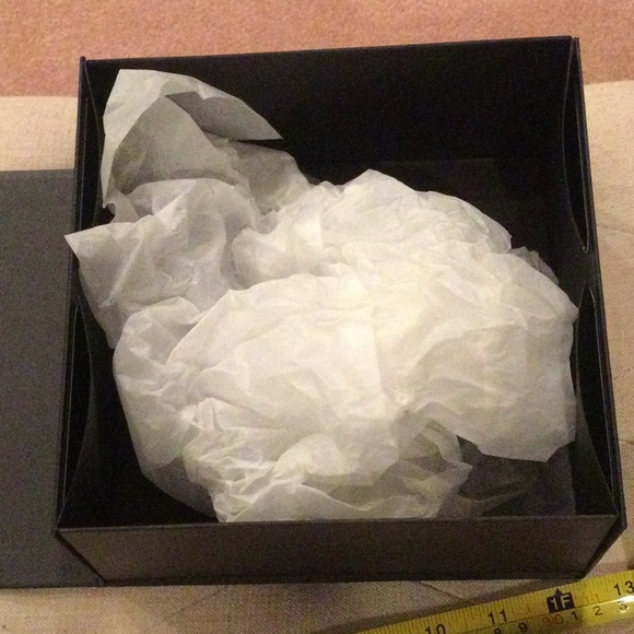 New Gucci Gift Box - Picture 7 of 16